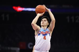 表现不错！伊力福拉提41分钟12中6拿全队第二高19分&amp;另有7板2助